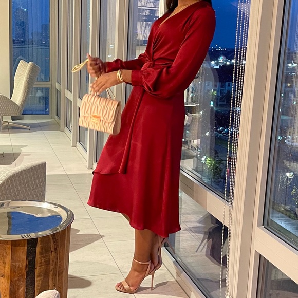 Red silk/satin classy dress - Picture 3 of 4